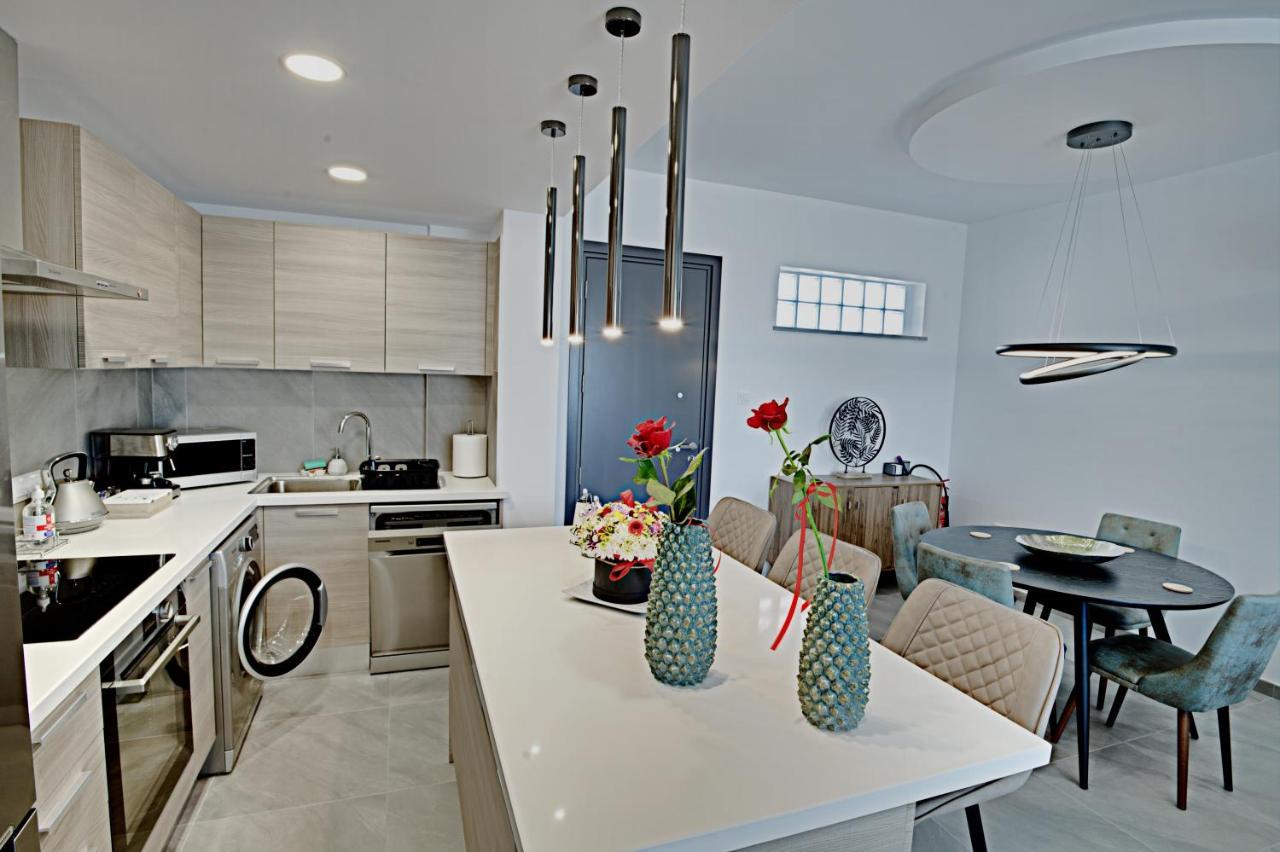 Golden Tree Apartment Паралимни Екстериор снимка
