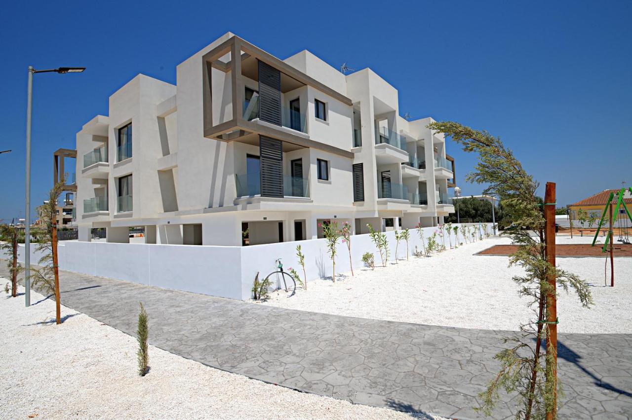 Golden Tree Apartment Паралимни Екстериор снимка