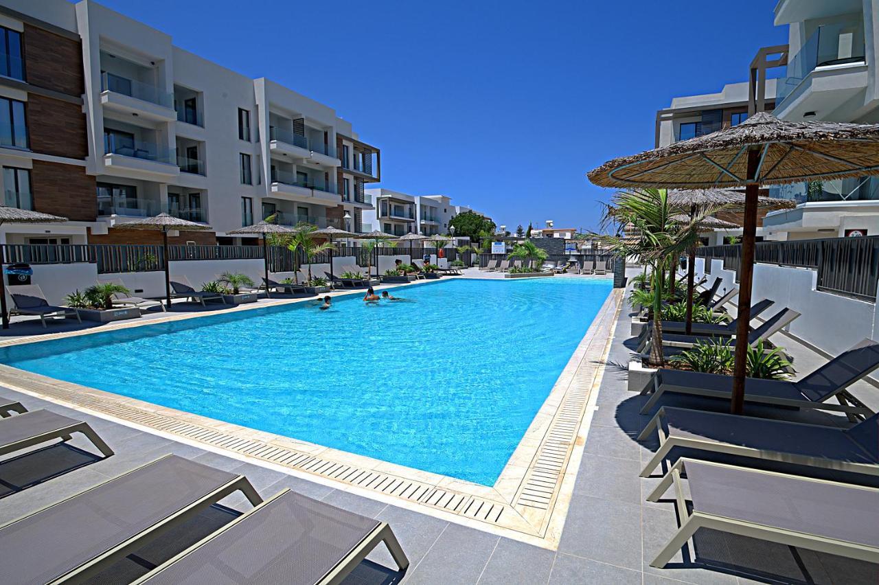 Golden Tree Apartment Паралимни Екстериор снимка